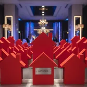 Аренда Календарных курсоров на жесткой ленте ПРЕМЬЕР домики 180x230 мм красные в Rodina Grand Hotel & SPA — ART SPACE