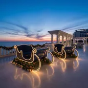 Аренда Фотозона новогодняя с большими санями в отеле Radisson Lazurnaya — ART SPACE