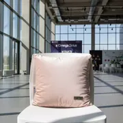 Аренда Подушка мягкая для пластикового стула бархатная жемчужно розовая в Omega Sirius — ART SPACE
