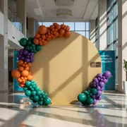 Аренда Фотозона матовое золото с гирляндами из шаров в отеле «Звездный» — ART SPACE