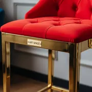 Аренда Барный стул Хит 20 мм золото красная корона в Boutique Hotel PORTUM 1905 — ART SPACE