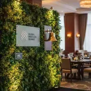 Аренда Стена зеленая с плашкой и рындой в Mövenpick Hotel — ART SPACE
