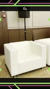 Белые кожаные кресла и модульные диваны