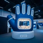 Аренда Фотозоны рукавицы Деда Мороза в ОКЦ «Галактика» — ART SPACE