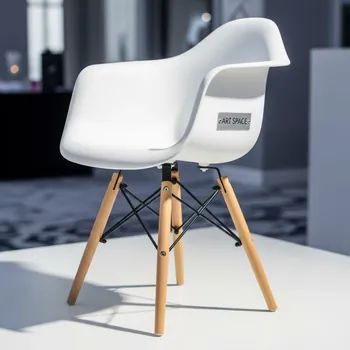 Аренда Кресло детское N2 Eames Style белое в Radisson Collection Paradise — ART SPACE