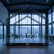 Аренда Сцена двускатная 4х3 м черная в ресторане «Магеллан» — ART SPACE
