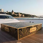 Аренда Подиум 4х4 м на VIP теплоходе (Морпорт Сочи) — ART SPACE