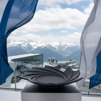 Аренда Тарелка Коралл черная на площадке Rosa Peak (2320м) — ART SPACE