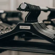 Аренда Плечики черные в санатории «Черноморье» — ART SPACE