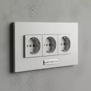 Аренда Розетка тройная Schneider Electric Бланка с заземлением белая в ресторане «Паруса» — ART SPACE
