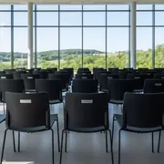 Аренда Стулья пластиковые черные в отеле «Звездный» — ART SPACE