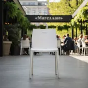 Аренда Кресло пластиковое белое в ресторане «Магеллан» — ART SPACE