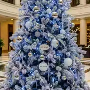 Аренда Елка 250 см наряженная бело серебряная в Rixos Krasnaya Polyana — ART SPACE