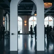 Аренда Фотозона с колоннами в ресторане «Баран-Рапан» — ART SPACE