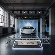 Аренда Подиум Sixtema прозрачный для автомобиля 6х3 м в Маринс Парк Отеле — ART SPACE