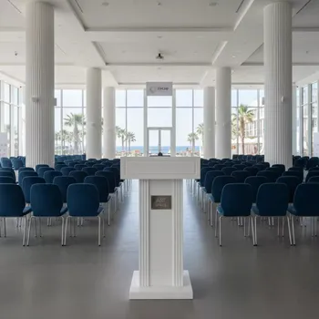 Аренда Трибуна для спикера белая в Pullman Sochi Centre — ART SPACE