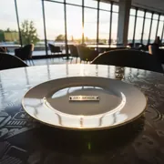 Аренда Тарелка подстановочная с золотым кантом КАНИЛЬЯ в ресторане «Voda» — ART SPACE