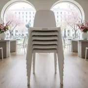 Аренда Стул Fold пластиковый складной белый в ресторане «D.O.M» — ART SPACE
