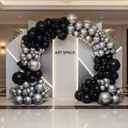 Аренда Фотозона серебряная с черными и серебряными шарами в Mantera Supreme — ART SPACE
