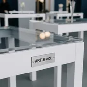 Аренда Стол белый с прозрачной столешницей в Гранд Отель Сочи — ART SPACE