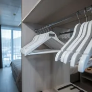 Аренда Плечики деревянные белые в Cosmos Sochi Hotel — ART SPACE