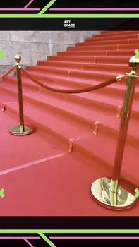 Красная дорожка и золотые ограждения