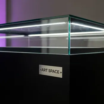 Аренда Витрина с подсветкой черная Морпорт Сочи — ART SPACE