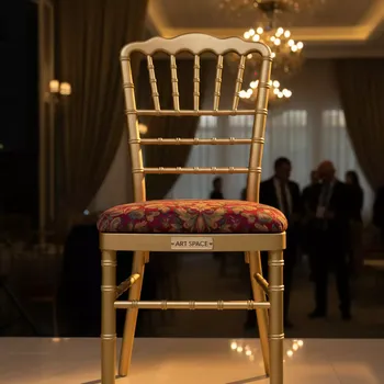 Аренда Стул Chiavari деревянный с цветной подушкой золотой в City Park Hotel Sochi — ART SPACE