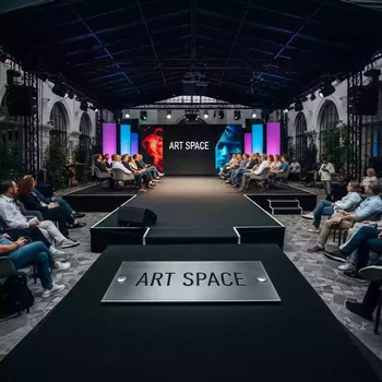 Аренда Сцена двускатная 12х10 м черная в ресторане «D.O.M» — ART SPACE