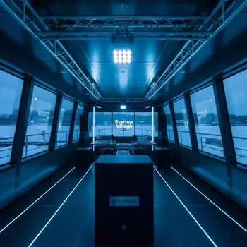 Аренда Стробоскоп LED RGBW 200 Вт на теплоходе «Дагомыс» — ART SPACE