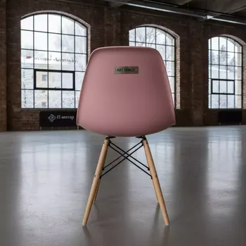 Аренда Стул пластиковый Eames каркас бук чайная роза в ресторане «Sanremo» — ART SPACE