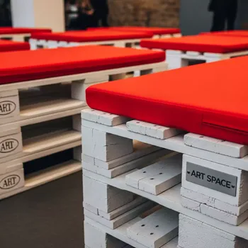 Аренда Банкеток из паллет белые с красной подушкой на вилле «Анна» — ART SPACE