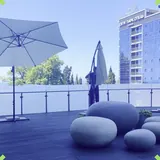 Консольные зонты и пуфы-камни на террасе