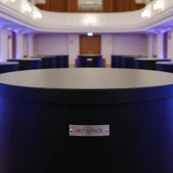 Аренда Стол пластиковый Max Table Ø90 черный 900х740 мм в Зале органной и камерной музыки — ART SPACE