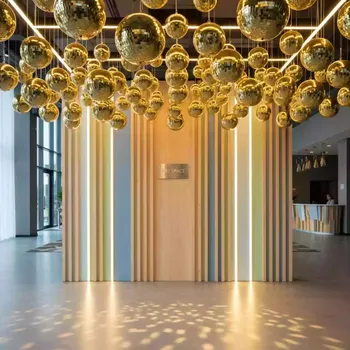 Аренда Декор фотозона из зеркальных шаров золотая в Imeretinskiy Hotel — ART SPACE