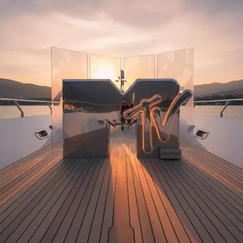 Аренда Фотозона в стиле MTV на VIP-яхте (Имеретинский порт) — ART SPACE