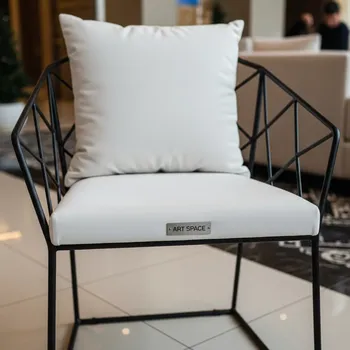 Аренда Стул УНИСОН черный с белой бархатной подушкой в Radisson Collection Paradise — ART SPACE