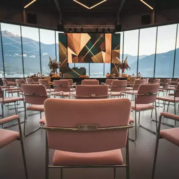 Аренда Стул мягкий розовый велюр металлический каркас Studio в Skypark Sochi — ART SPACE