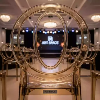 Аренда Стул Наполеон New золотой пластиковый в Delta Sirius — ART SPACE