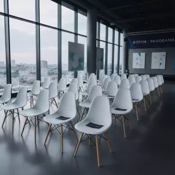 Аренда Стулья пластиковые Eames white деревянные ножки в Panorama by Mercure — ART SPACE