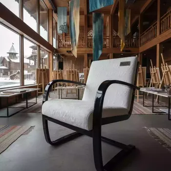 Аренда Стул с подлокотниками жаккард санта белый каркас черный глянец в этно-парке «Моя Россия» — ART SPACE