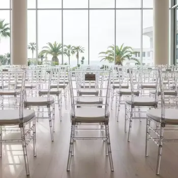 Аренда Стулья Chiavari прозрачные с белой подушкой в отеле Radisson Lazurnaya — ART SPACE