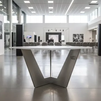 Аренда Фуршетный стол triangle silver white на Медальной площади — ART SPACE