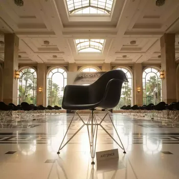 Аренда Стул Five Black пластик черный каркас хром с подлокотниками в отеле Radisson Lazurnaya — ART SPACE