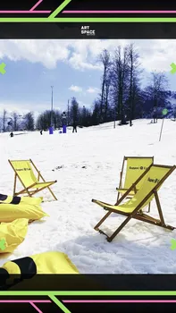 Желтые шезлонги и лаундж на снегу