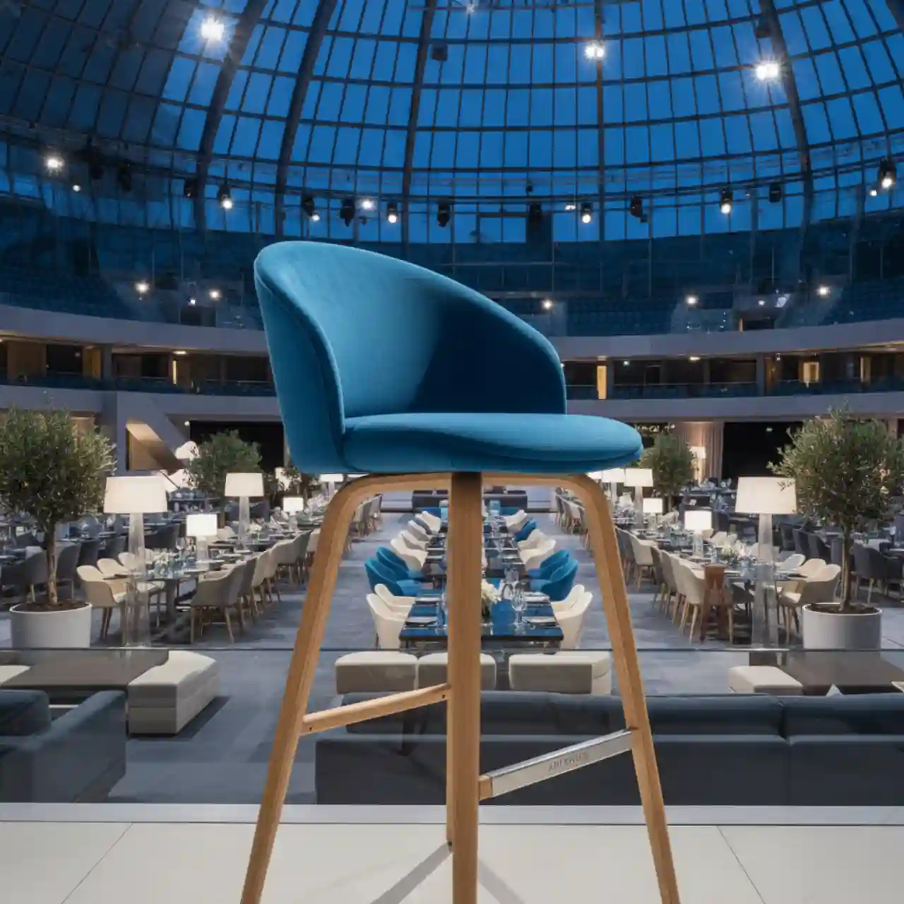 Стул Тюльпан полубарный синий велюр Bella бежевые ножки