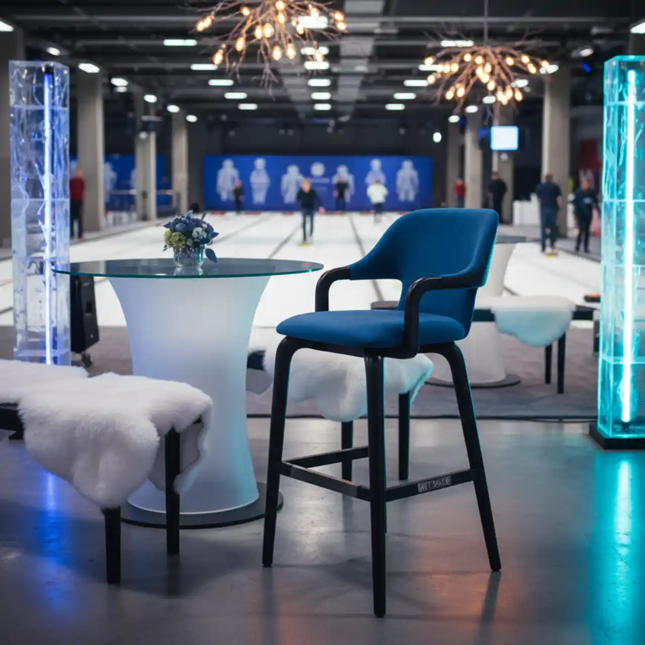 Стул полубарный с подушкой синий велюр морилка черная Такер