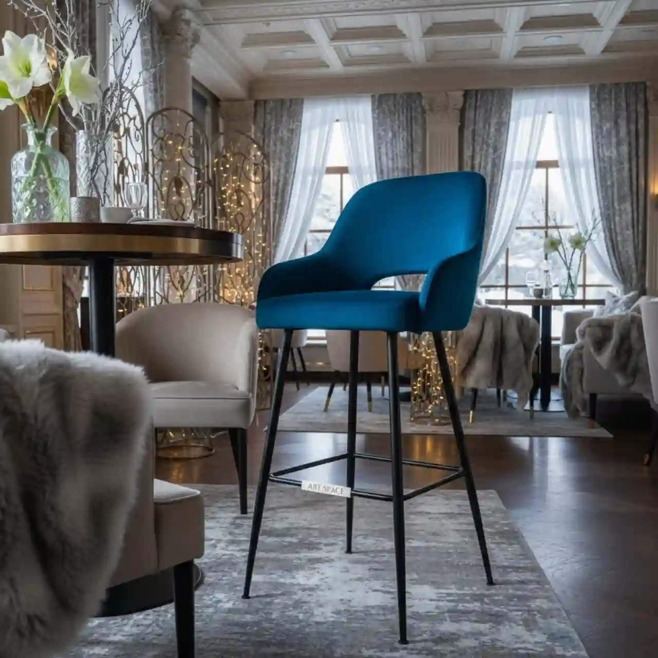 Барный стул Mint синий велюр черная эмаль