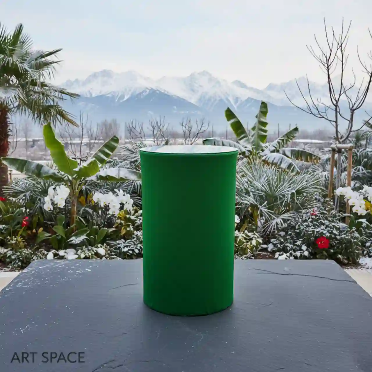 Столы коктейльные БОЧКА с зеленым чехлом и СТЕКЛЯННОЙ столешницей.