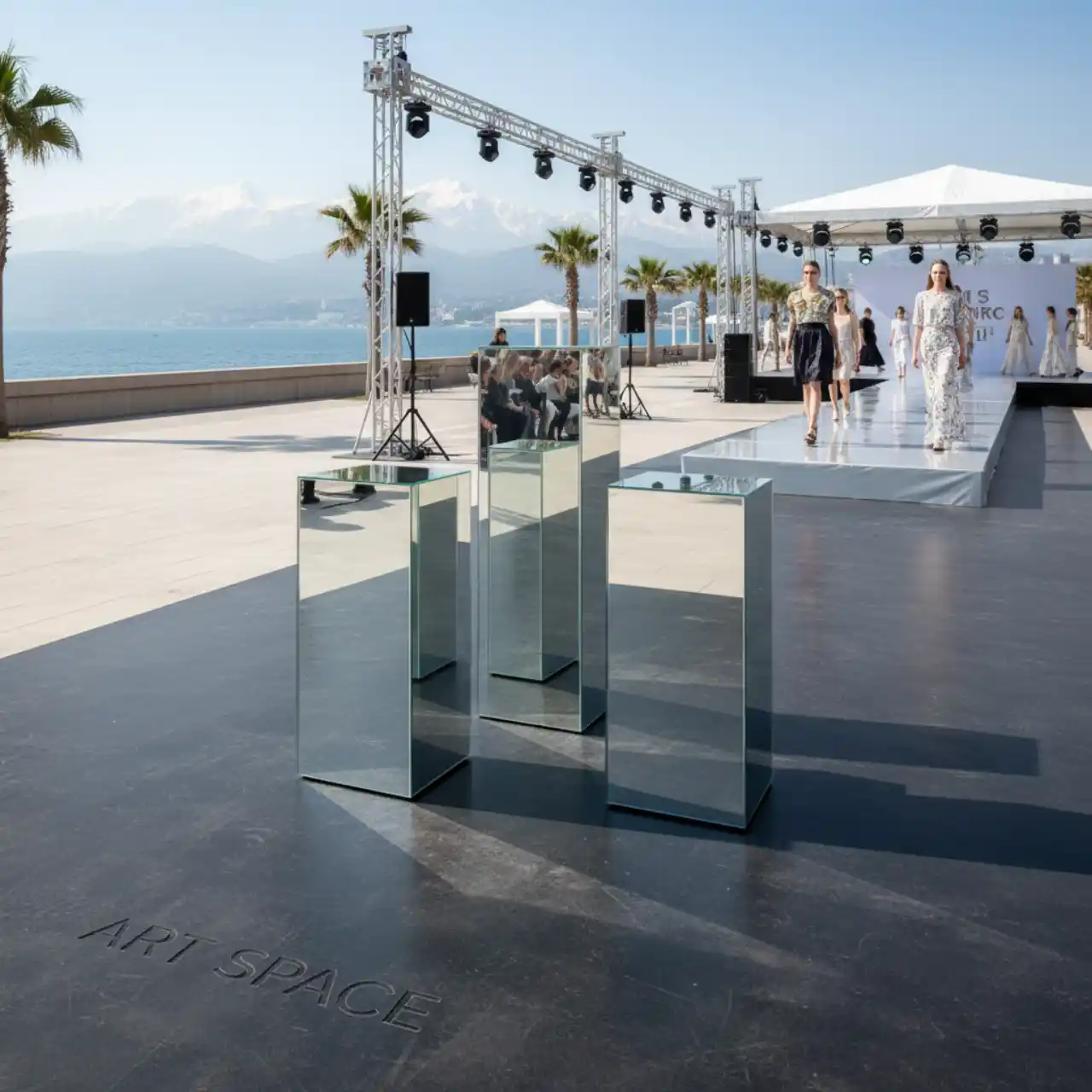 КОЛОННЫ зеркальные